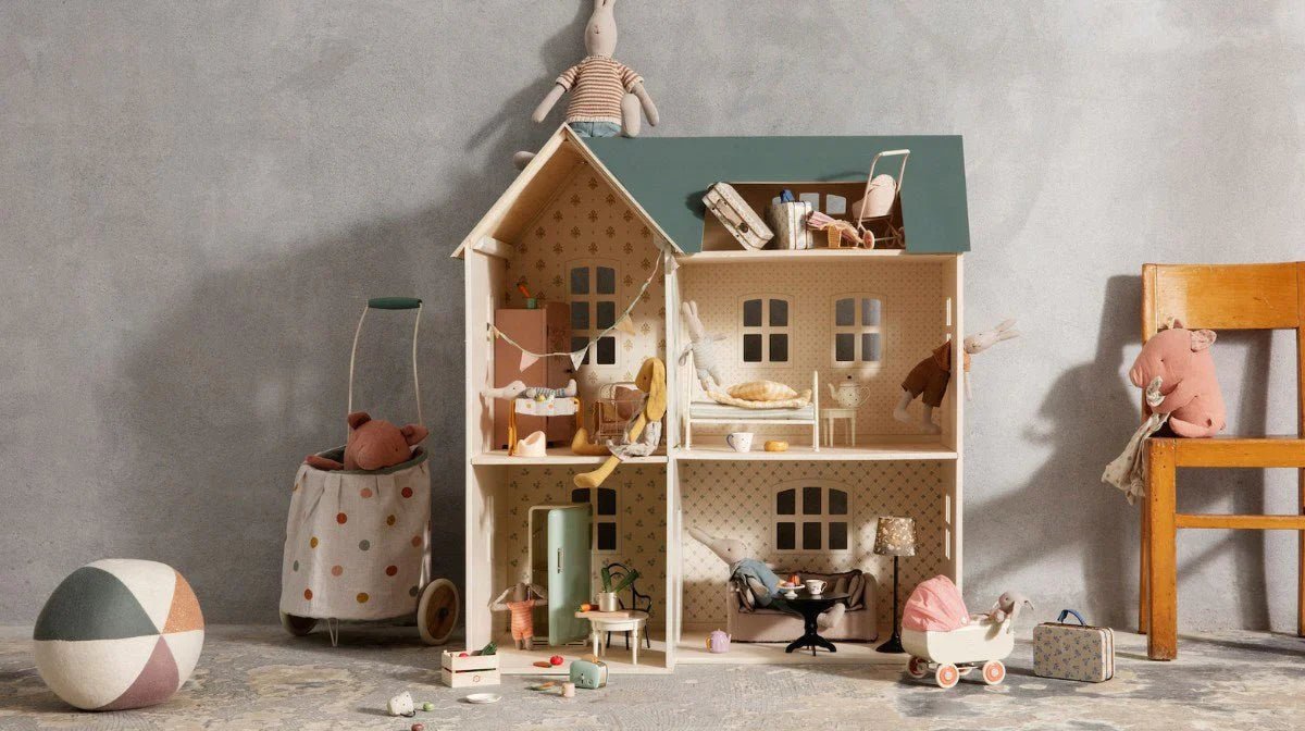Casa de bonecas de madeira