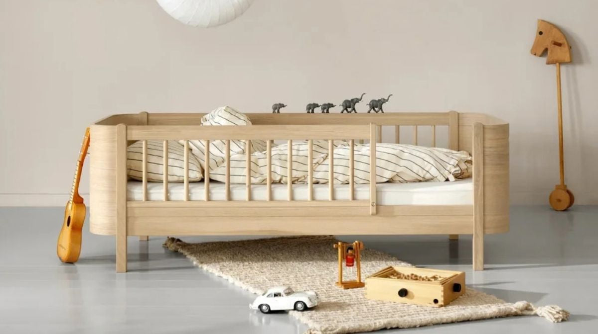 MOBILIER EN CHENE POUR ENFANTS
