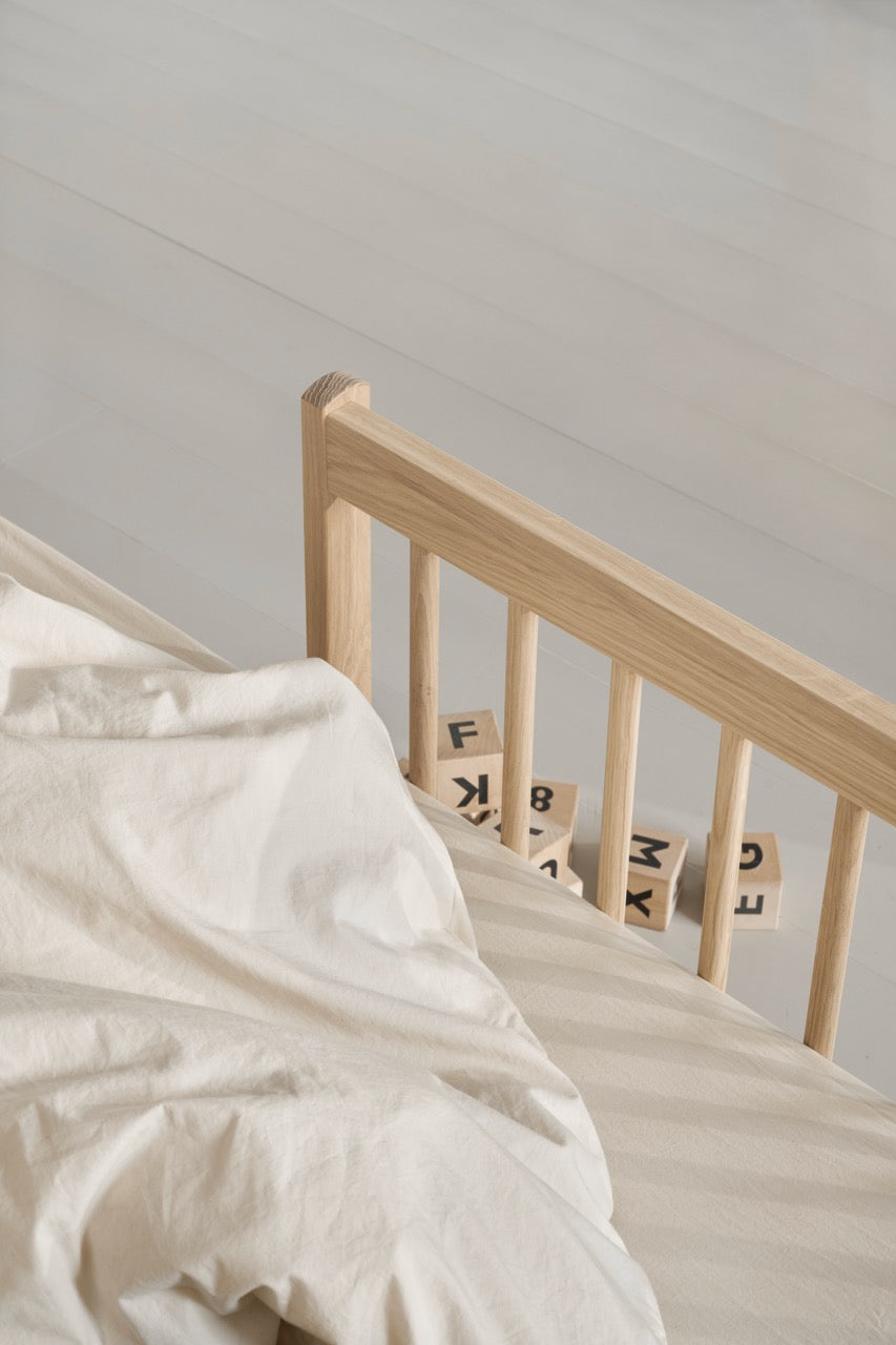 OLIVER_FURNITURE_detail_BED_-_Grande_0083b458-80b8-4154-9513-14931879aeeb
