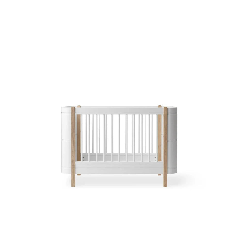 OLIVER FURNITURE - Lit Bébé Évolutif Wood Mini+, Avec Kit Junior Inclus, Blanc/Chêne