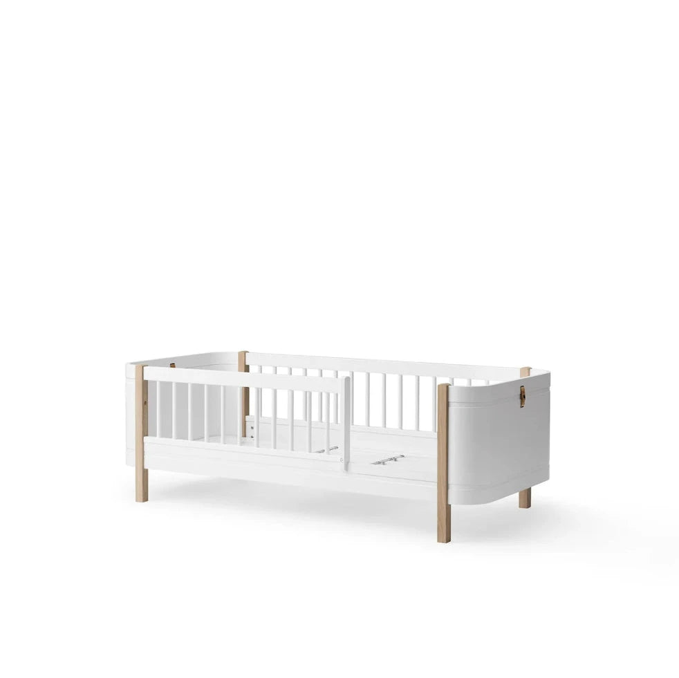 OLIVER FURNITURE - Lit Bébé Évolutif Wood Mini+, Avec Kit Junior Inclus, Blanc/Chêne