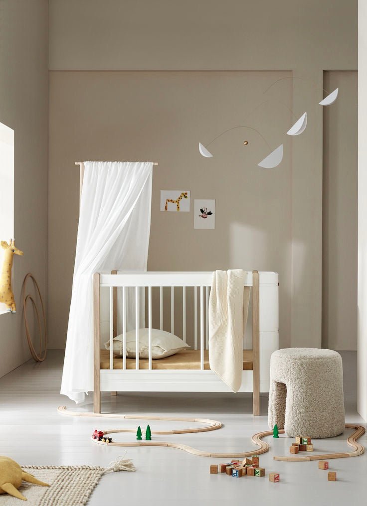 OLIVER FURNITURE - Lit Bébé Évolutif Wood Mini+, Avec Kit Junior Inclus, Blanc/Chêne