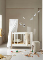 OLIVER FURNITURE - Lit Bébé Évolutif Wood Mini+, Avec Kit Junior Inclus, Blanc/Chêne