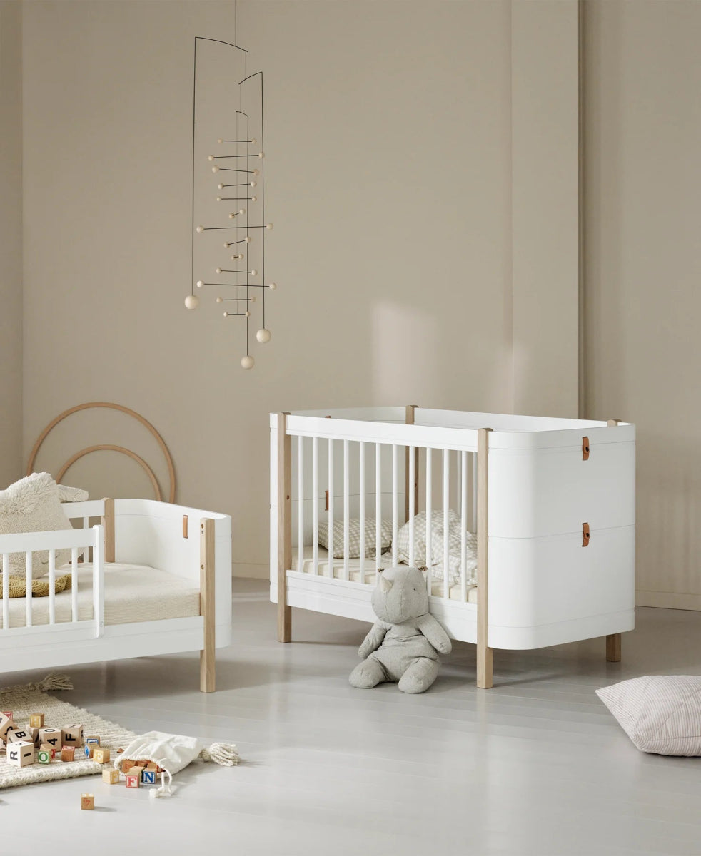 OLIVER FURNITURE - Lit Bébé Évolutif Wood Mini+, Avec Kit Junior Inclus, Blanc/Chêne
