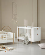 OLIVER FURNITURE - Lit Bébé Évolutif Wood Mini+, Avec Kit Junior Inclus, Blanc/Chêne