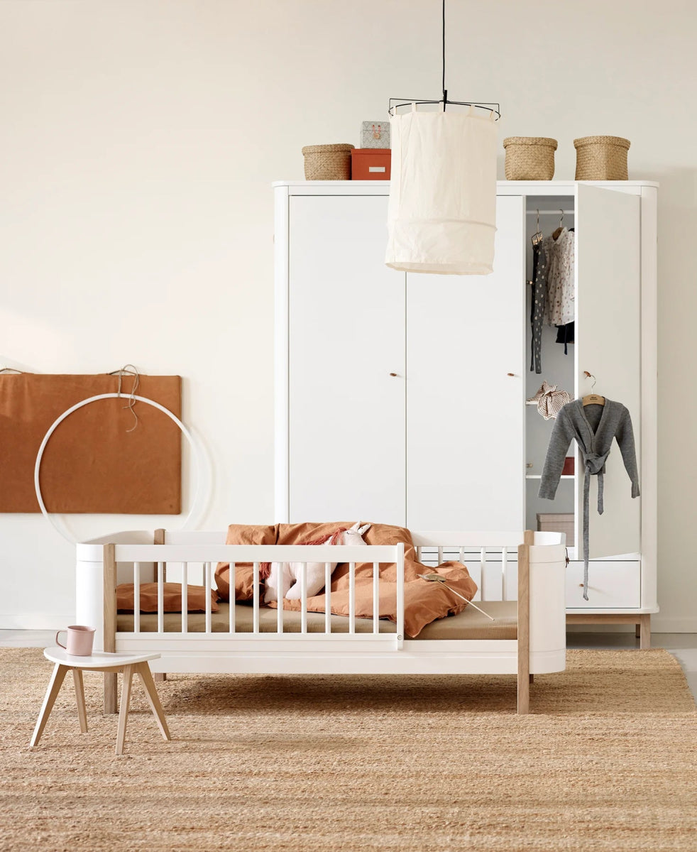 OLIVER FURNITURE - Lit Bébé Évolutif Wood Mini+, Avec Kit Junior Inclus, Blanc/Chêne