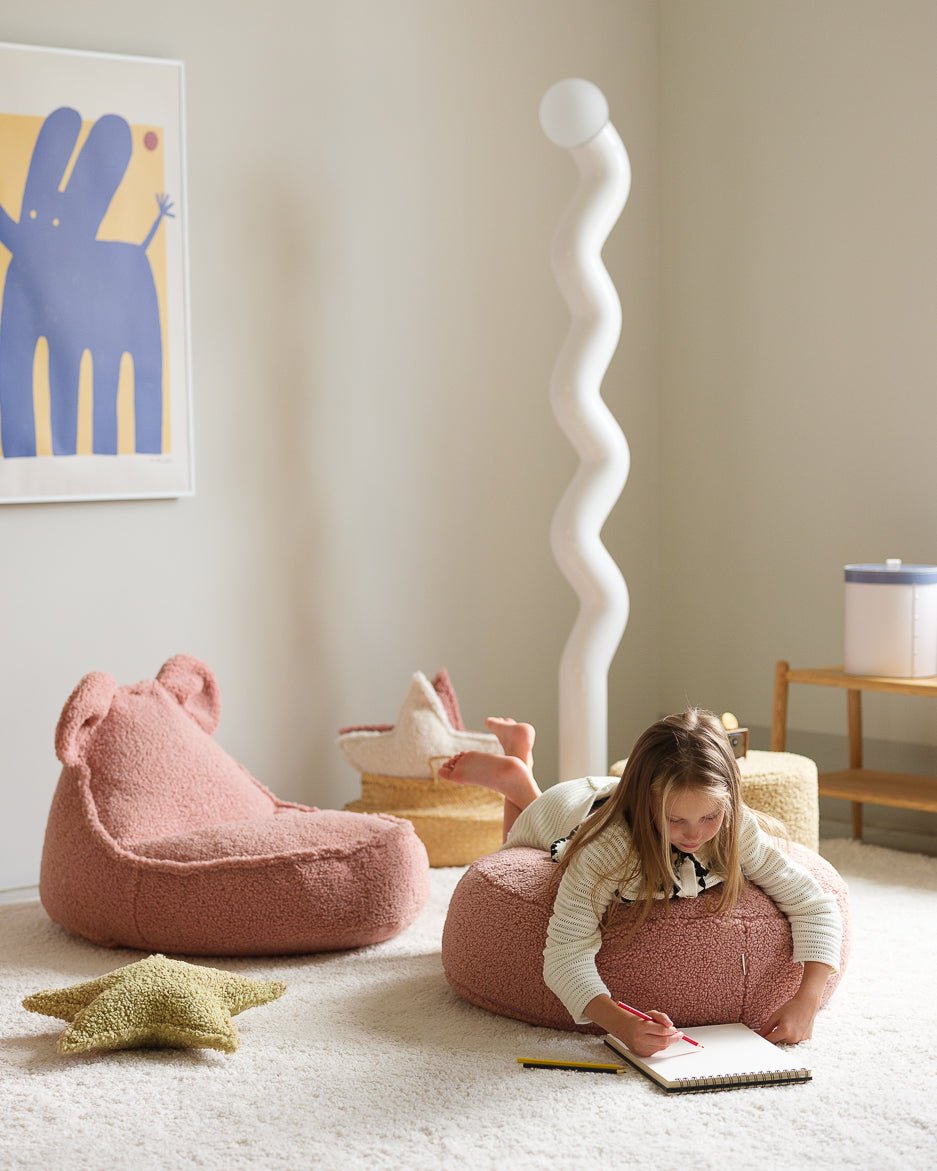 WIGIWAMA - Pouf Ours Molletonné - Rose Goyave