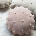 LORENA CANALS - Coussin Tricoté Rond Biscuit Rose Perle
