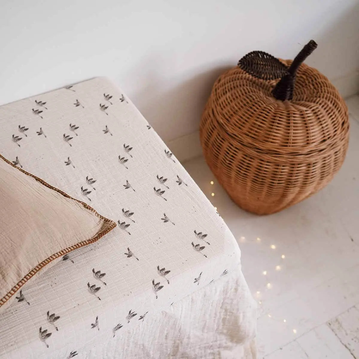 ROSE IN APRIL - Drap housse Olivia imprimé Oie Naturel 60 X 120 cm